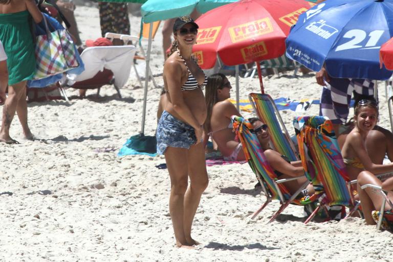 Grazi Massafera exibe barrigão na praia