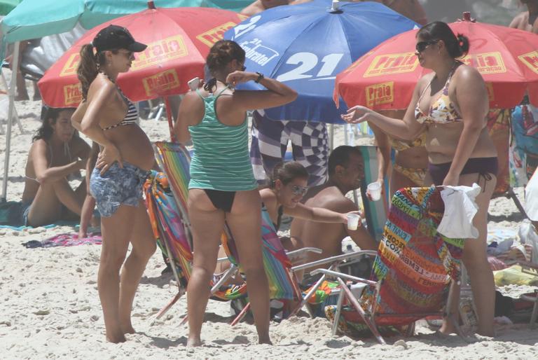 Grazi Massafera exibe barrigão na praia