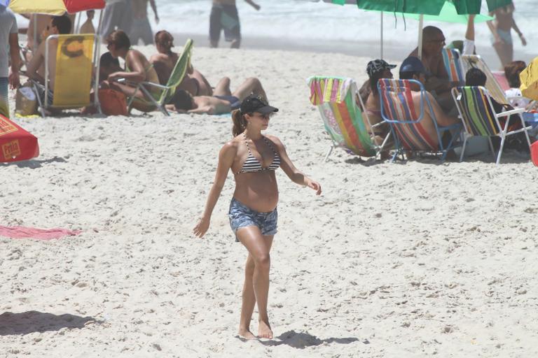 Grazi Massafera exibe barrigão na praia