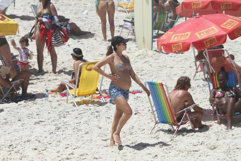 Grazi Massafera exibe barrigão na praia