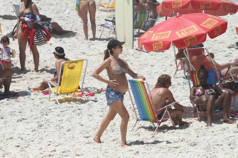 Grazi Massafera exibe barrigão na praia