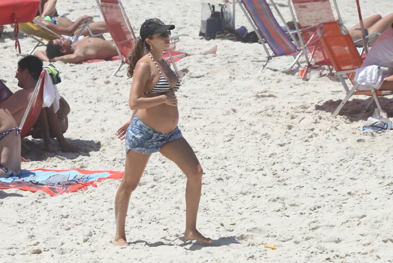 Grazi Massafera exibe barrigão na praia