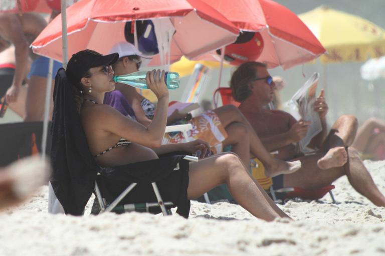 Grazi Massafera exibe barrigão na praia