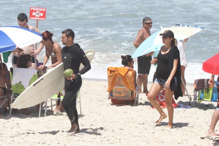 Grazi Massafera exibe barrigão na praia