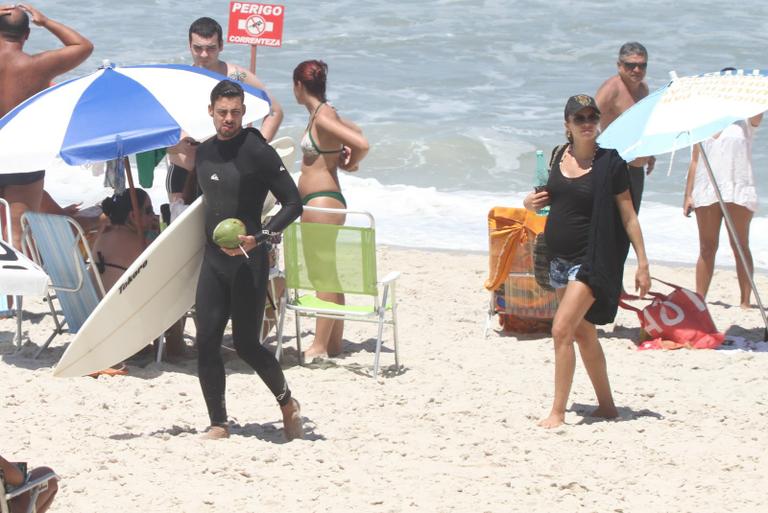 Grazi Massafera exibe barrigão na praia