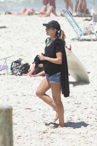 Grazi Massafera exibe barrigão na praia