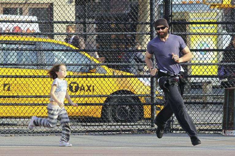 Hugh Jackman e a filha, Ava, brincam em parque de Nova York