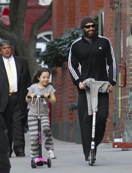 Hugh Jackman e a filha, Ava, brincam em parque de Nova York