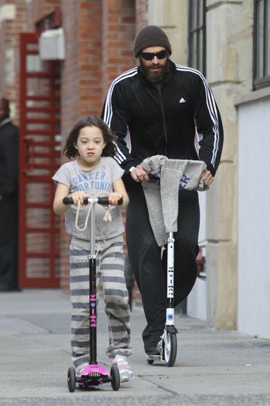 Hugh Jackman e a filha, Ava, se divertem pelas ruas de Nova York