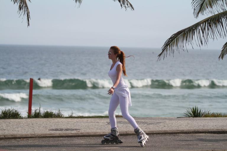 Marina Ruy Barbosa em dia de exercícios na orla carioca