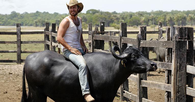 Gabriel Braga Nunes como Carlos