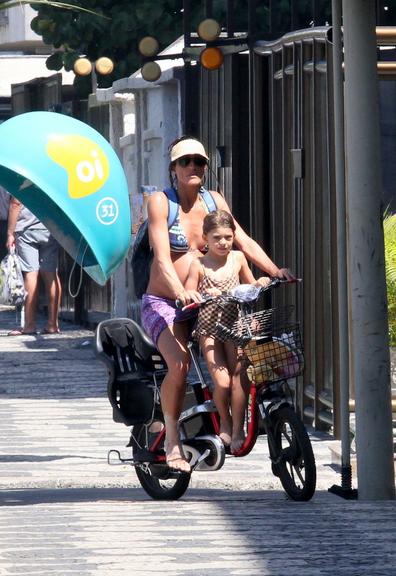 Cynthia Howlett passeia com a filha Manuela