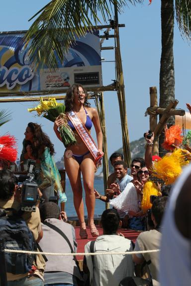 Deborah (Ana Carolina Dias) ganha o título de Sereia do Pedaço em 'Fina Estampa'