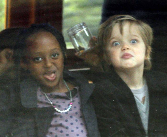 Zahara e Shiloh, filhas de Angelina Jolie, se diverte com paparazzo