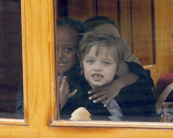 Zahara e Shiloh, filhas de Angelina Jolie, se diverte com paparazzo