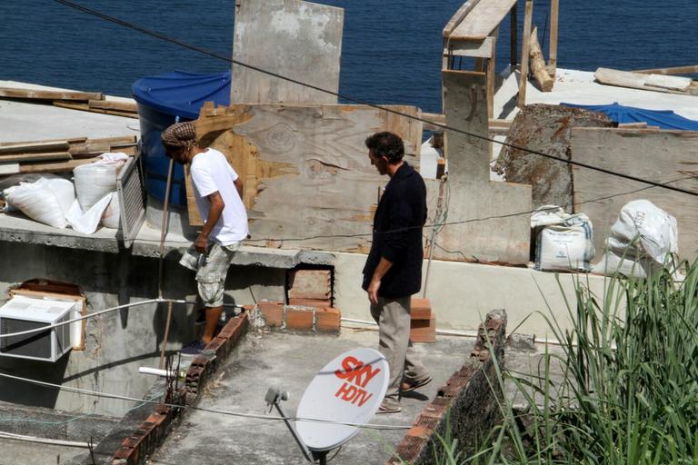 Vincent Cassel visita a comunidade do Vidigal no Rio de Janeiro