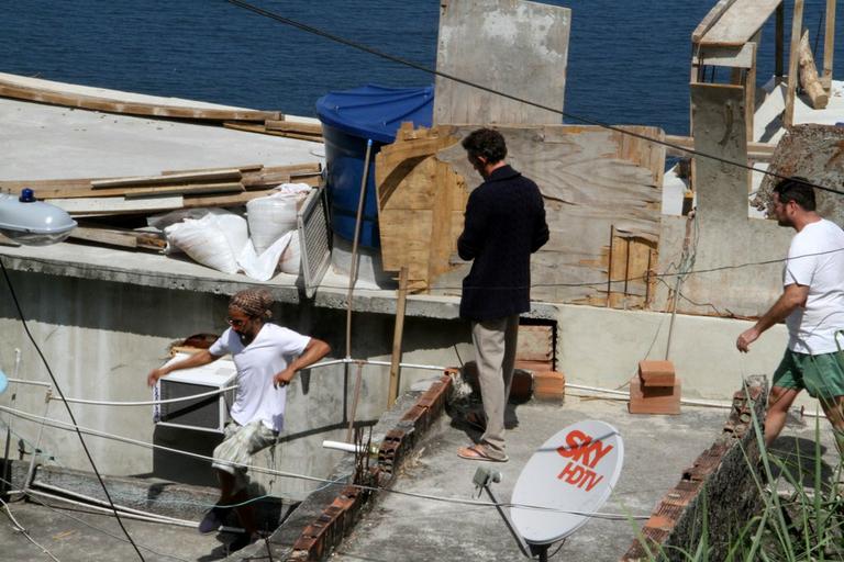 Vincent Cassel visita a comunidade do Vidigal no Rio de Janeiro