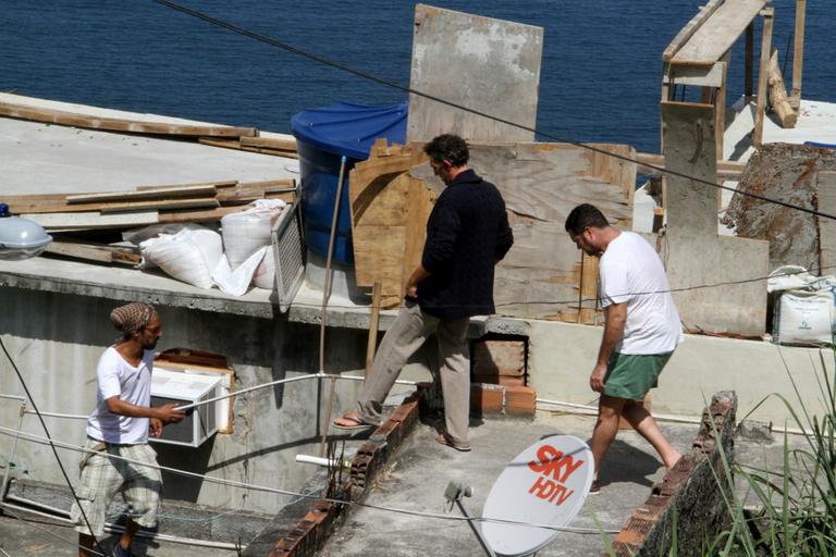 Vincent Cassel visita a comunidade do Vidigal no Rio de Janeiro