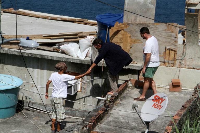 Vincent Cassel visita a comunidade do Vidigal no Rio de Janeiro