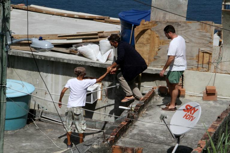 Vincent Cassel visita a comunidade do Vidigal no Rio de Janeiro