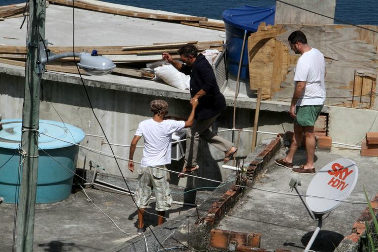 Vincent Cassel visita a comunidade do Vidigal no Rio de Janeiro