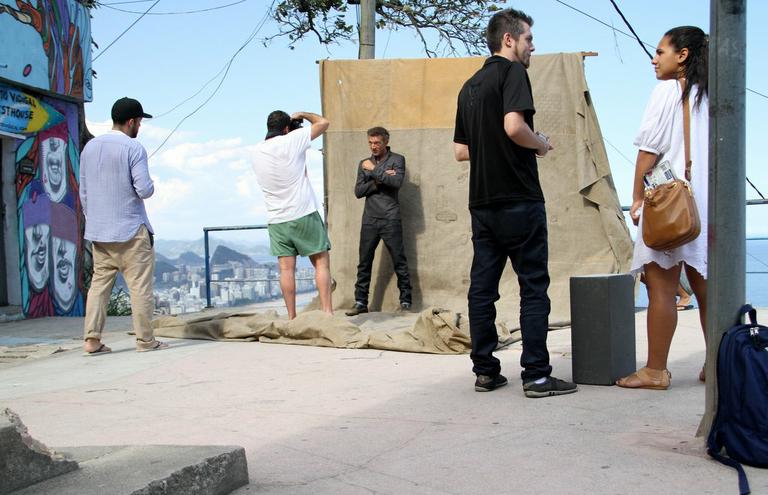 Vincent Cassel visita a comunidade do Vidigal no Rio de Janeiro