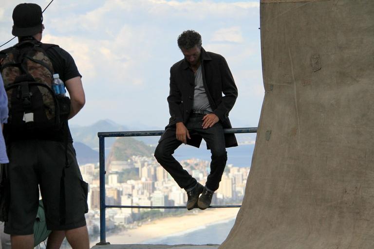 Vincent Cassel visita a comunidade do Vidigal no Rio de Janeiro