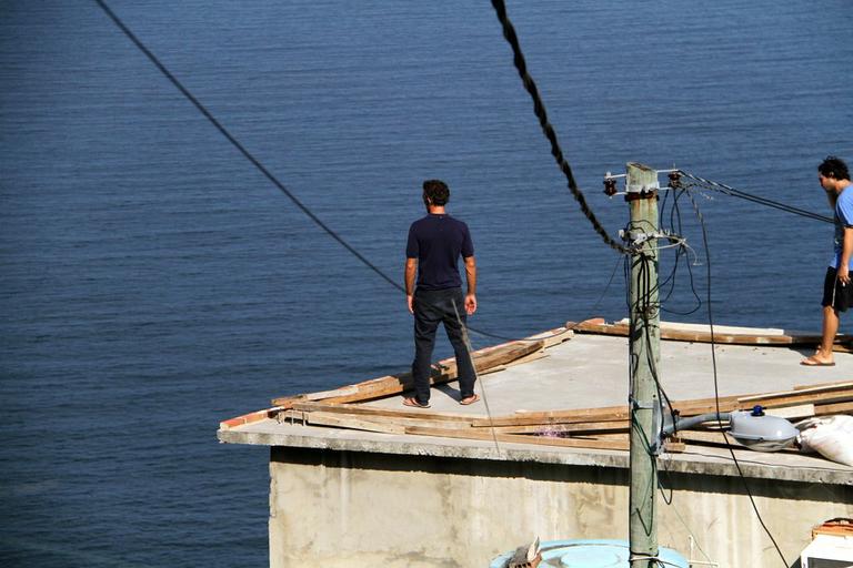 Vincent Cassel visita a comunidade do Vidigal no Rio de Janeiro