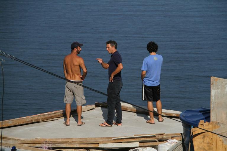 Vincent Cassel visita a comunidade do Vidigal no Rio de Janeiro