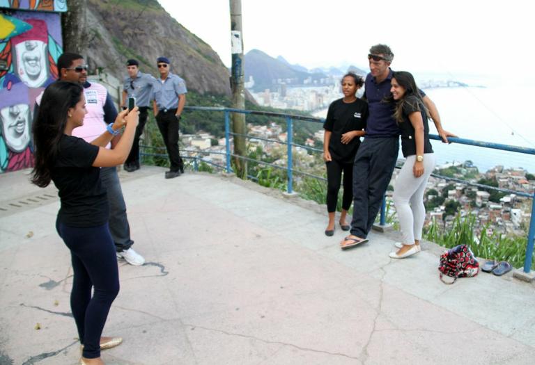 Vincent Cassel visita a comunidade do Vidigal no Rio de Janeiro