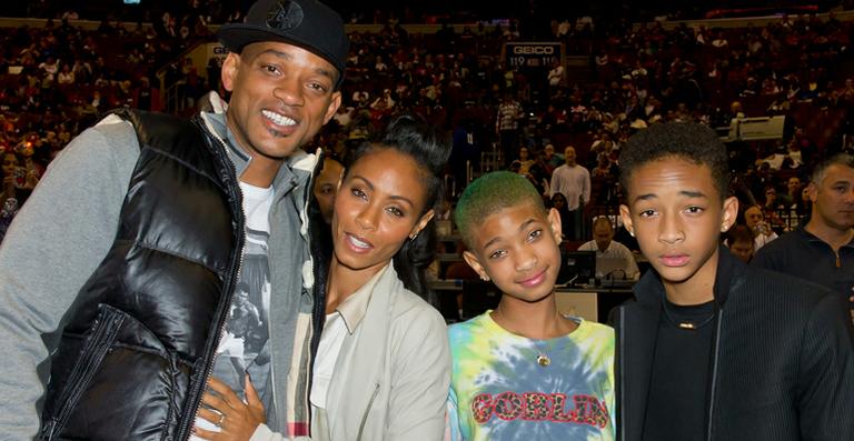 Will Smith, Jada Pinkett, Willow e Jaden em jogo de basquete na Pennsylvania, Estados Unidos