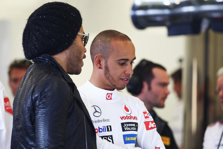 Lenny Kravitz conhece piloto Lewis Hamilton na Austrália