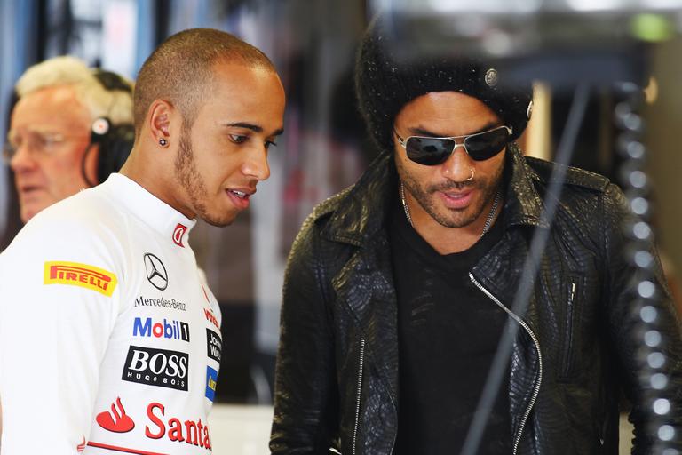 Lenny Kravitz conhece piloto Lewis Hamilton na Austrália