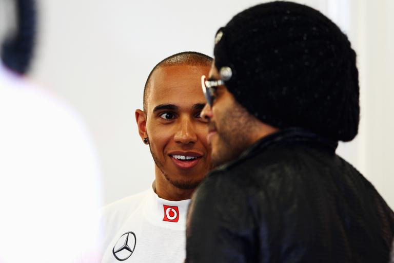 Lenny Kravitz conhece piloto Lewis Hamilton na Austrália