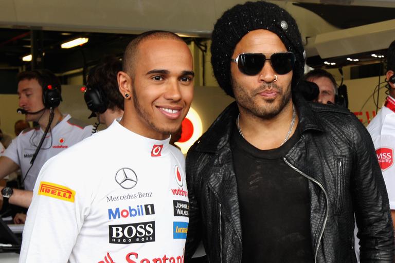 Lenny Kravitz conhece piloto Lewis Hamilton na Austrália