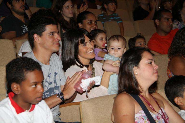 Com a filha Maria Luiza, Diogo Boni e Fernanda Pontes aplaudem a peça