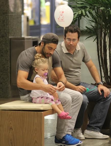 Victor Pecoraro se diverte com a filha Sophia em shopping no Rio de Janeiro