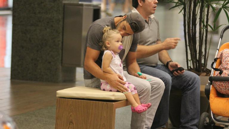 Victor Pecoraro se diverte com a filha Sophia em shopping no Rio de Janeiro