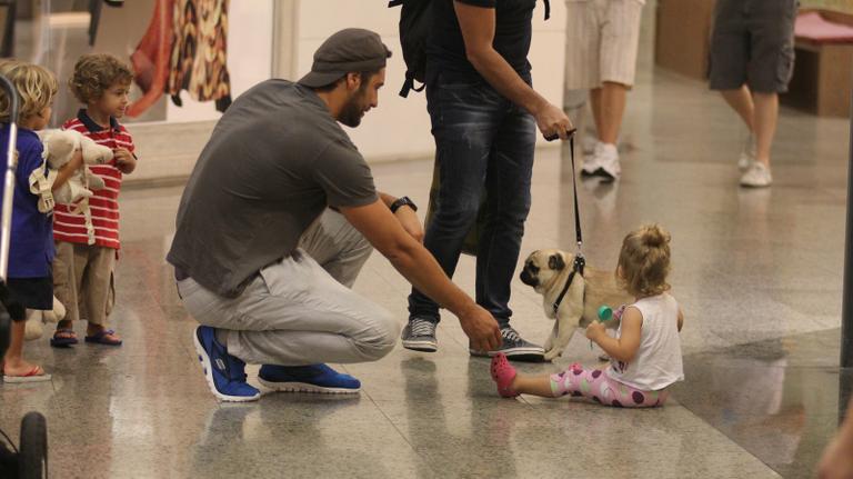 Victor Pecoraro se diverte com a filha Sophia em shopping no Rio de Janeiro