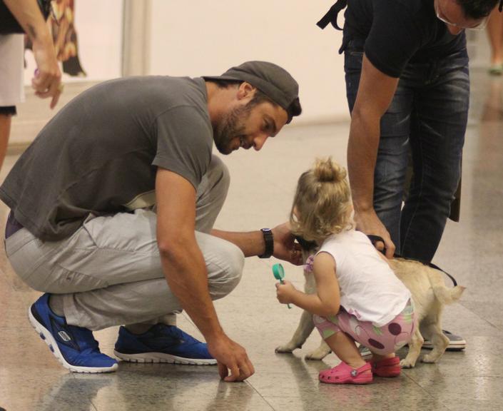 Victor Pecoraro se diverte com a filha Sophia em shopping no Rio de Janeiro