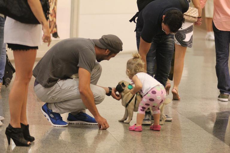 Victor Pecoraro se diverte com a filha Sophia em shopping no Rio de Janeiro