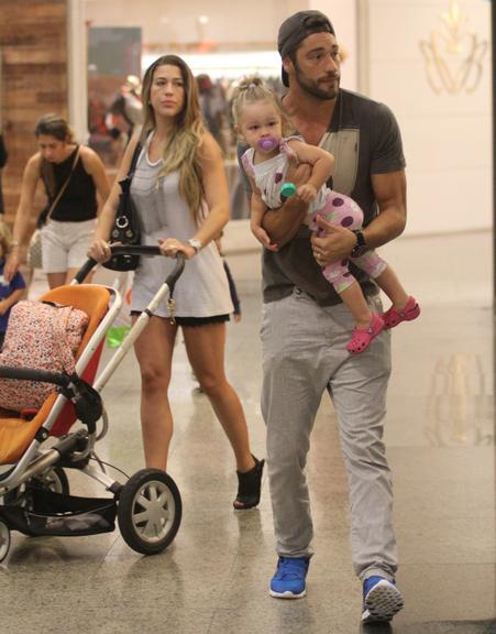 Victor Pecoraro se diverte com a filha Sophia e a esposa Renata Muller em shopping no Rio de Janeiro