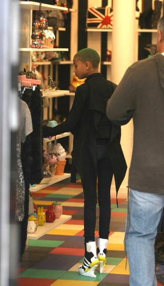 Willow Smith usa sapato fashion em Nova York