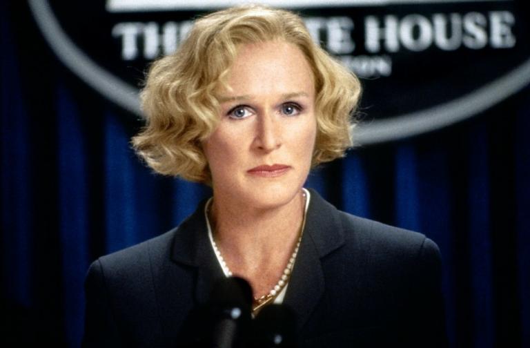 Se em 'Marta Ataca!' Glenn Close deu vida a Primeira-Dama dos Estados Unidos, em 'Força Aérea Um' ela interpretou a vice-presidente do país