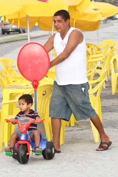 Zeca Pagodinho com o neto Noah