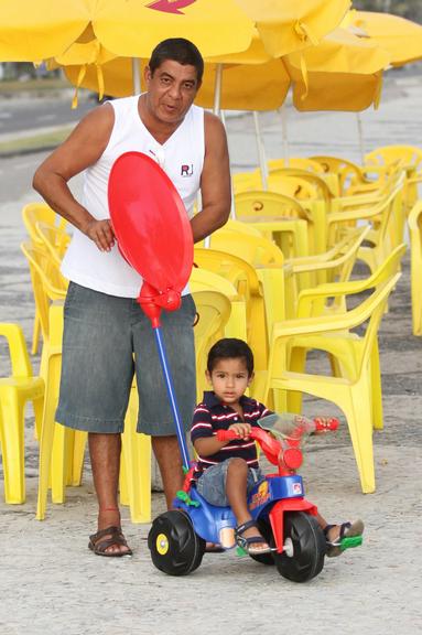 Zeca Pagodinho com o neto Noah