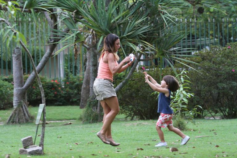 Carla Marins e o filho Leon