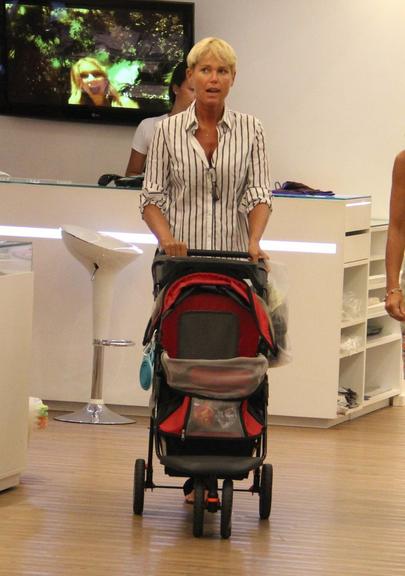 Xuxa sai às compras com seu cãozinho Dudu