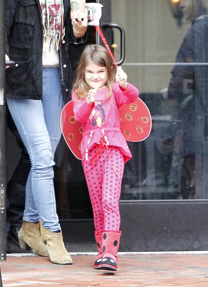 Suri Cruise e suas caretas para os paparazzi