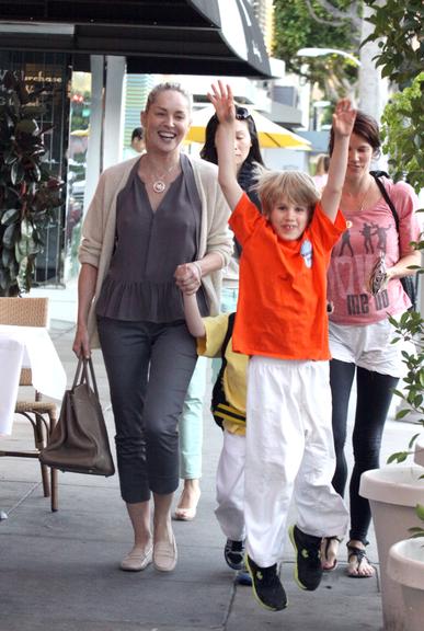 Sharon Stone se diverte com filhos em Los Angeles